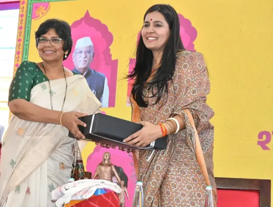 Two women holding Avyya gift box